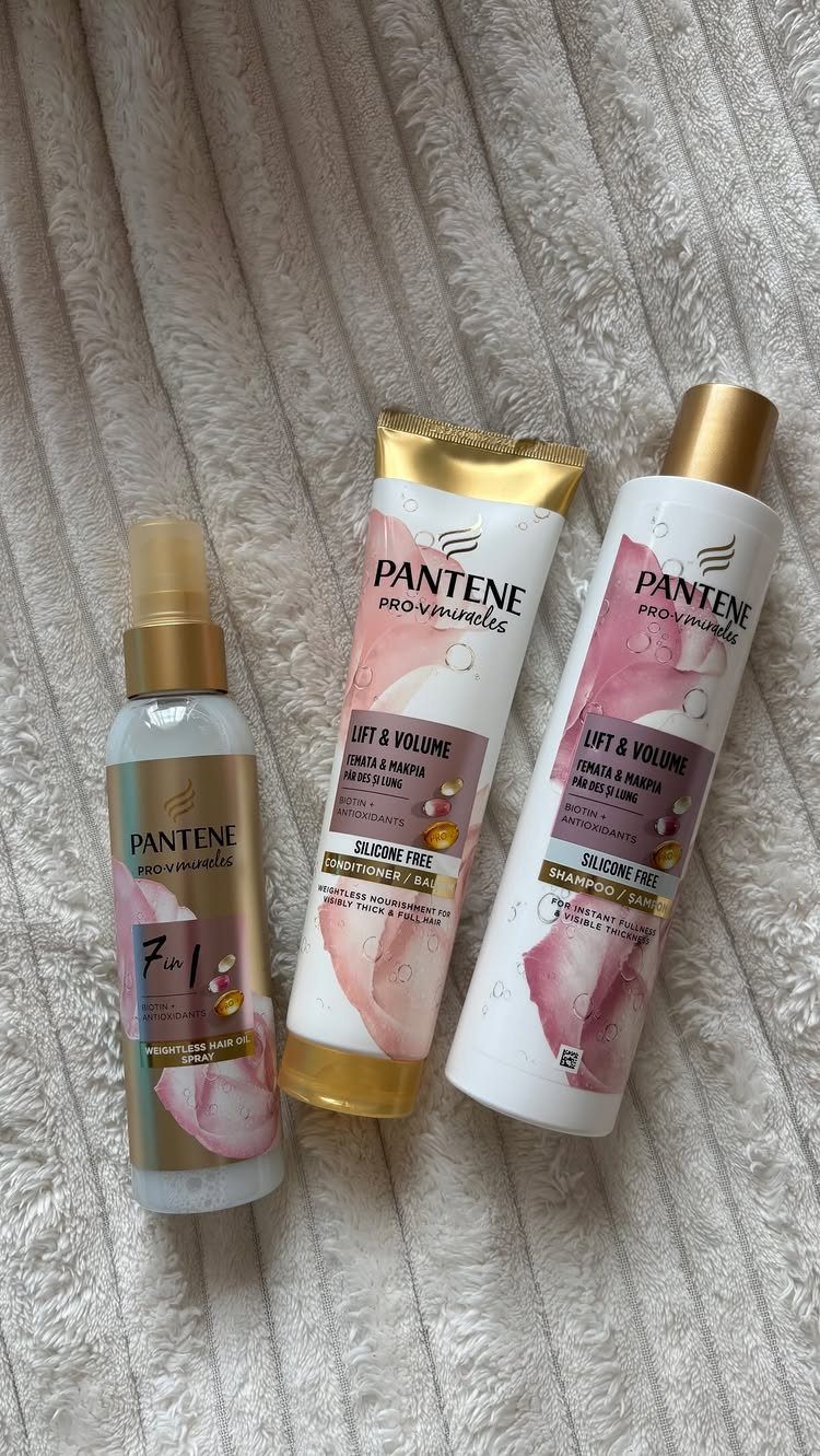 Pantene Lift and Volume silicone-free shampoo and conditioner products on white ribbed fabric.